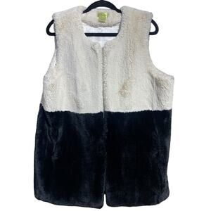Heurueh black and white faux fur vest‎ with pockets and single hook closure M/L